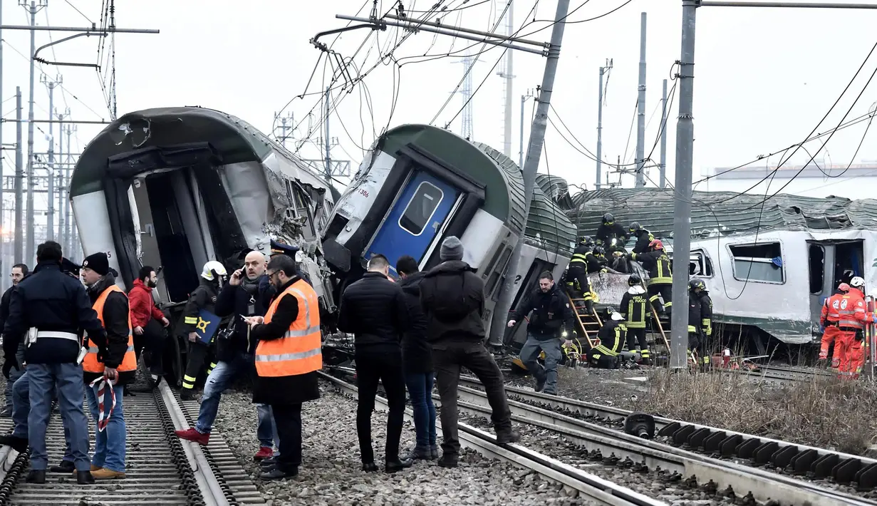 Tim penyelamat mengevakuasi korban keluar dari sebuah kereta di Stasiun Pioltello Limito, Milan, Italia, Kamis (25/1). Carabinieri mengatakan kereta komuter yang membawa ratusan penumpang tergelincir. (Flavio Loscalzo/ANSA via AP)