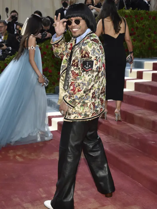 <p>Penyanyi rap asal Amerika Anderson Paak atau Anderson .Paak menghadiri acara Met Gala 2022 di The Metropolitan Museum of Art di New York City pada 2 Mei 2022. Anderson Paak mengenakan jas berwarna kuning dengan motif floral berpadu kemeja biru muda, dasi hitam, celana panjang hitam model cutbray dan kacamata hitam. (Evan Agostini/Invision/AP)</p>