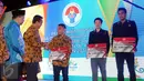 Menpora Imam Nahrawi (ketiga kiri) menyerahkan bonus kepada Eko Yuli Iriawan peraih perak Olimpiade Brasil 2016, Jakarta, Rabu (2/11). Usai menyerahkan bonus, Menpora juga meninjau pembangunan gedung olimpic centre. (Liputan6.com/Helmi Fithriansyah)