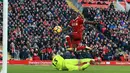 Aksi Penyerang Liverpool, Sadio Mane saat memasukan bola ke gawang West Ham United pada lanjutan Liga Inggris di Anfield, Inggris (24/2). Liverpool menang telak atas West Ham 4-1. (AP Photo / Rui Vieira)