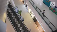 Pekerja membersihkan kaca salah satu mal yang sepi di kawasan Karawaci, Tangerang, Banten, Selasa (17/03/2020). Meluasnya wabah virus corona atau Covid-19, membuat sejumlah pusat perbelanjaan atau mal di wilayah Jabotabek  sepi pengunjung. (merdeka.com/Arie Basuki)