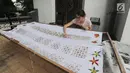 Wanita asal Amerika Latin belajar membuat batik dalam kelas bersama Rumah Batik Palbat di Tugu Kunstring Paleis, Jakarta, Kamis (22/3). Kegiatan membuat batik tulis dan batik cap ini hasilnya akan didonasikan untuk amal. (Merdeka.com/Arie Basuki)