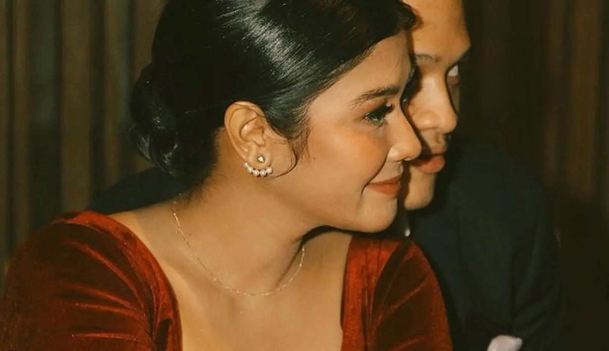 Perhiasan sederhana juga terlihat tersematkan pada kedua telinga Naysila.  (Foto: Instagram/ Naysila Mirdad).