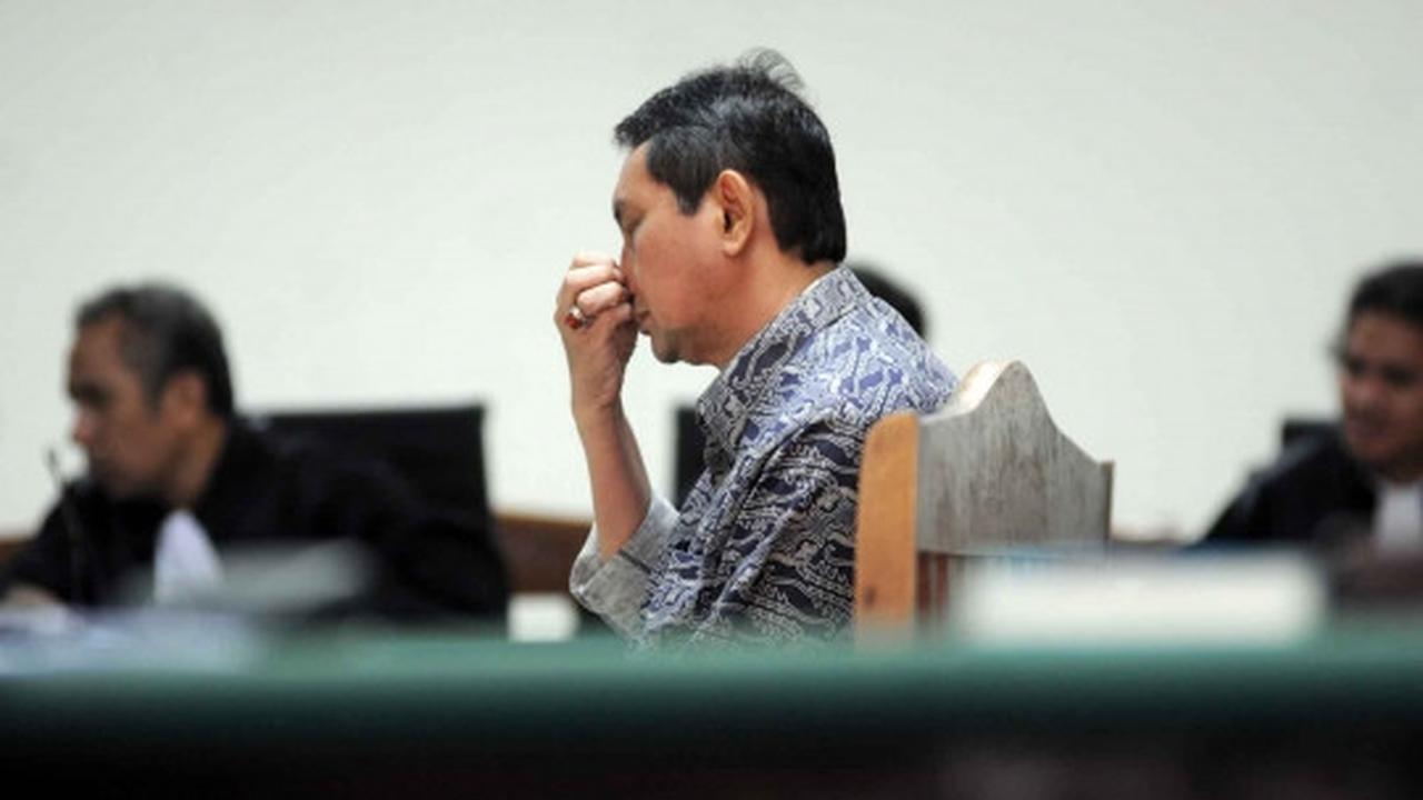 Dituntut JPU 19 tahun penjara, Udar tampak lesu