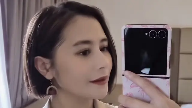 Prilly Latuconsina di Pernikahan Fansnya di Jogja kenakan anting terjangkau. [@prillylatuconsina96]