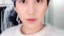 Kyuhyun selfie mengenakan sweater rajut bergambar saat rambutnya masih di cat biru terang. Penyanyi yang memiliki nama panggilan Captain Cho ini terlihat sering mengenakan sweater rajutnya di berbagai acara. (Instagram/@gyuram88)