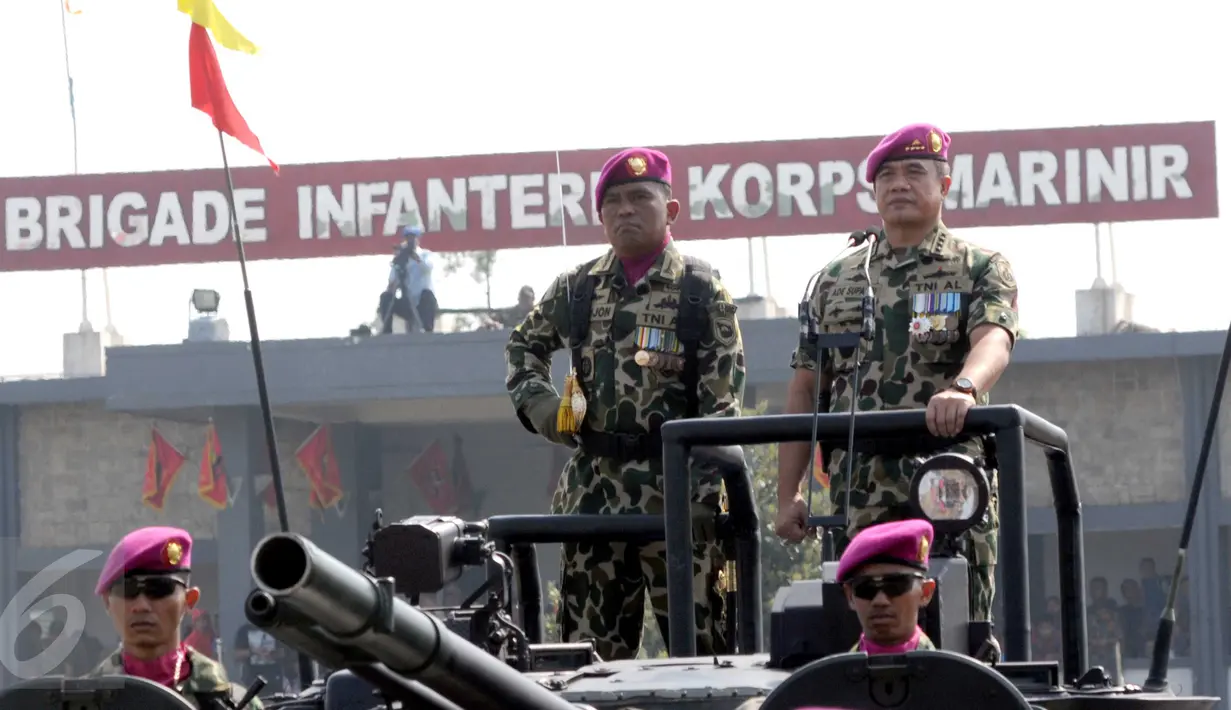Kepala Staf TNI Angkatan Laut (KASAL) Laksamana TNI Ade Supandi (kanan) memimpin upacara Hari Korps Marinir TNI AL yang ke-70 di Markas Marinir Cilandak, Jakarta Selatan, (15/11/2015). Korps ini dibentuk pada 10 September 1945. (Liputan6.com/Helmi Afandi)