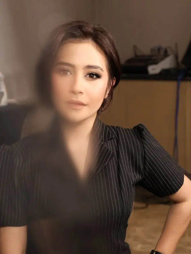 Potret Prilly Latuconsina Tunjukkan Sisi Lebih Bold Dipulas Smokey Eye Makeup Look