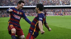Striker Barcelona, Luis Suarez, bersama Lionel Messi, merayakan gol kemenangan atas Atletico Madrid pada laga La Liga di Stadion Camp Nou, Spanyol, Sabtu (30/1/2016). Barcelona berhasil menang 2-1. (Reuters/Albert Gea)