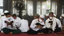 Para siswa mengenakan masker untuk membantu mengekang penyebaran COVID-19 saat membaca kitab suci Alquran di Masjid Attaqwa, Bekasi, Jawa Barat, Selasa (4/5/2021). Selama Ramadhan, umat muslim menahan diri dari makan, minum, merokok dan seks dari subuh hingga maghrib. (AP Photo/Achmad Ibrahim)