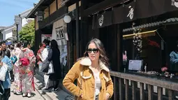 Banyak yang terpesona dengan penampilan Momo selama berada di Jepang. Pemilik nama lengkap Narova Morina Sinaga ini juga selalu menyempatkan untuk foto OOTD. Ia tampak menikmati jalan-jalan di Negeri Sakura. (Liputan6.com/IG/@therealmomogeisha)