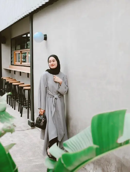 Tunik polos yang dipadukan dengan celana panjang dan hijab warna hitam juga tak kalah menarik. Effortlessly chic! (Instagram/dindahw).