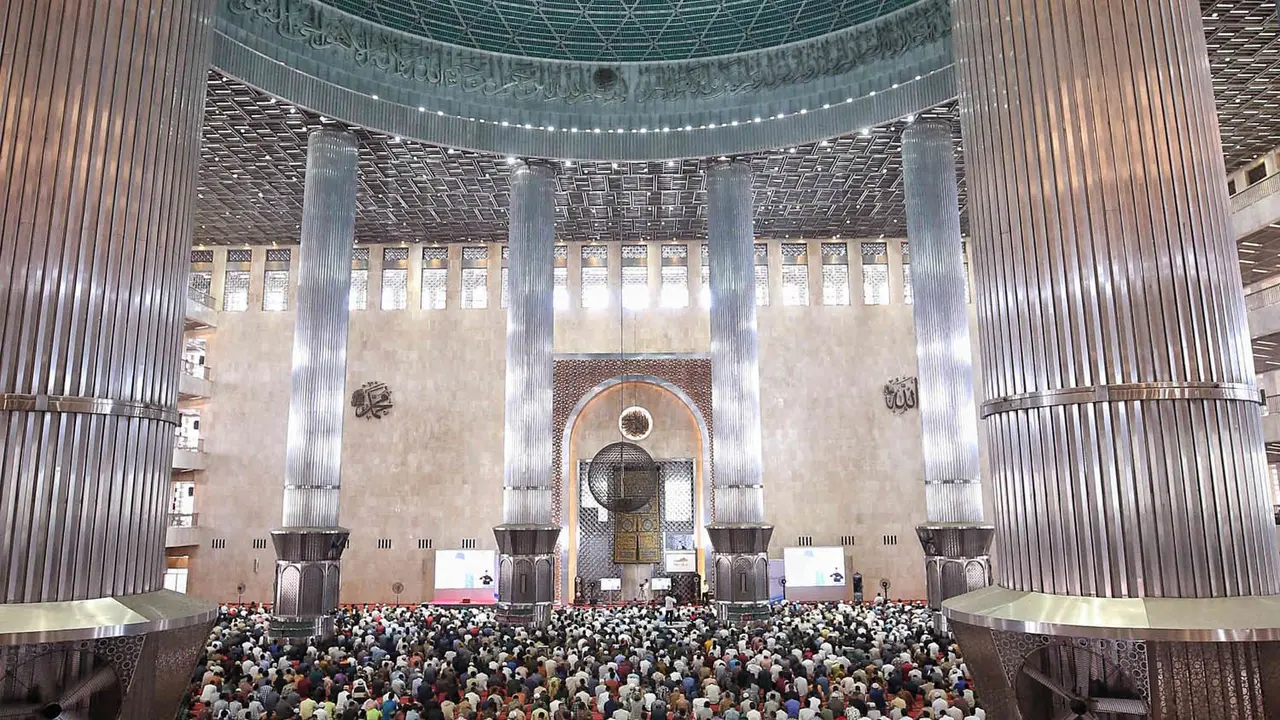Ribuan Umat Muslim Laksanakan Salat Jumat Pertama di Ramadan 1446 Hijriah