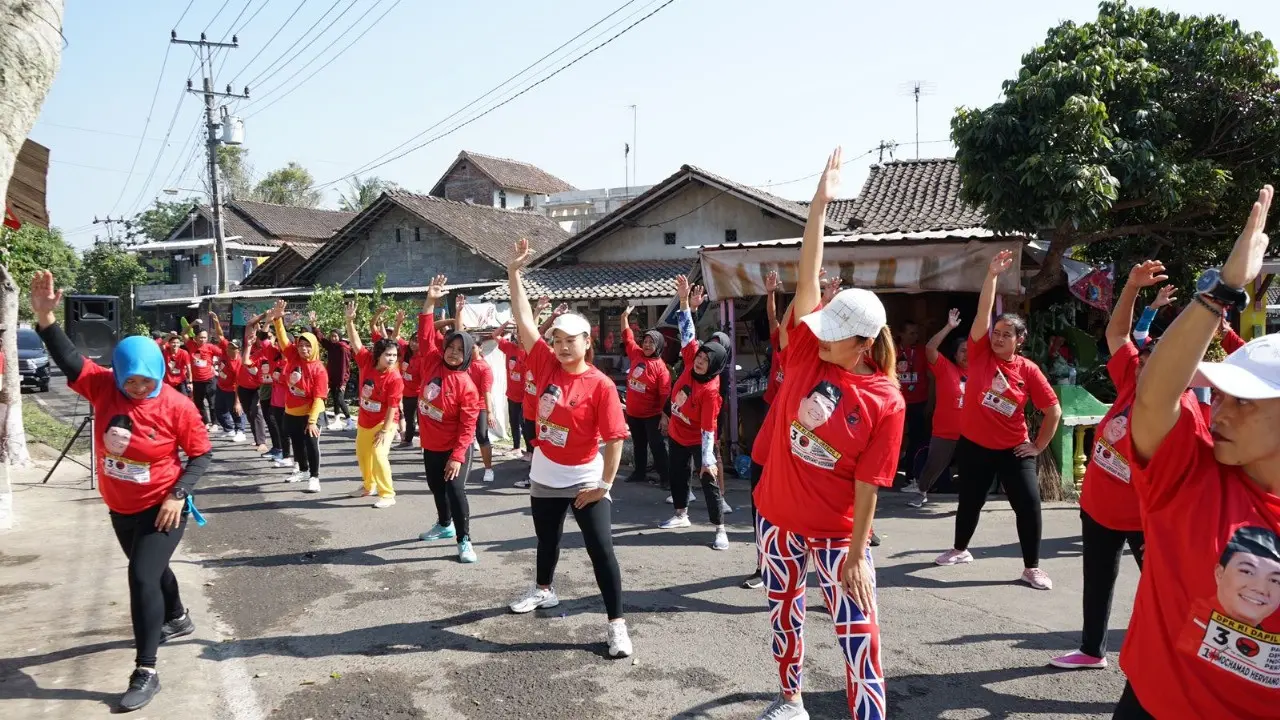 Relawan Sedulur Saklawase menggelar acara senam bersama.