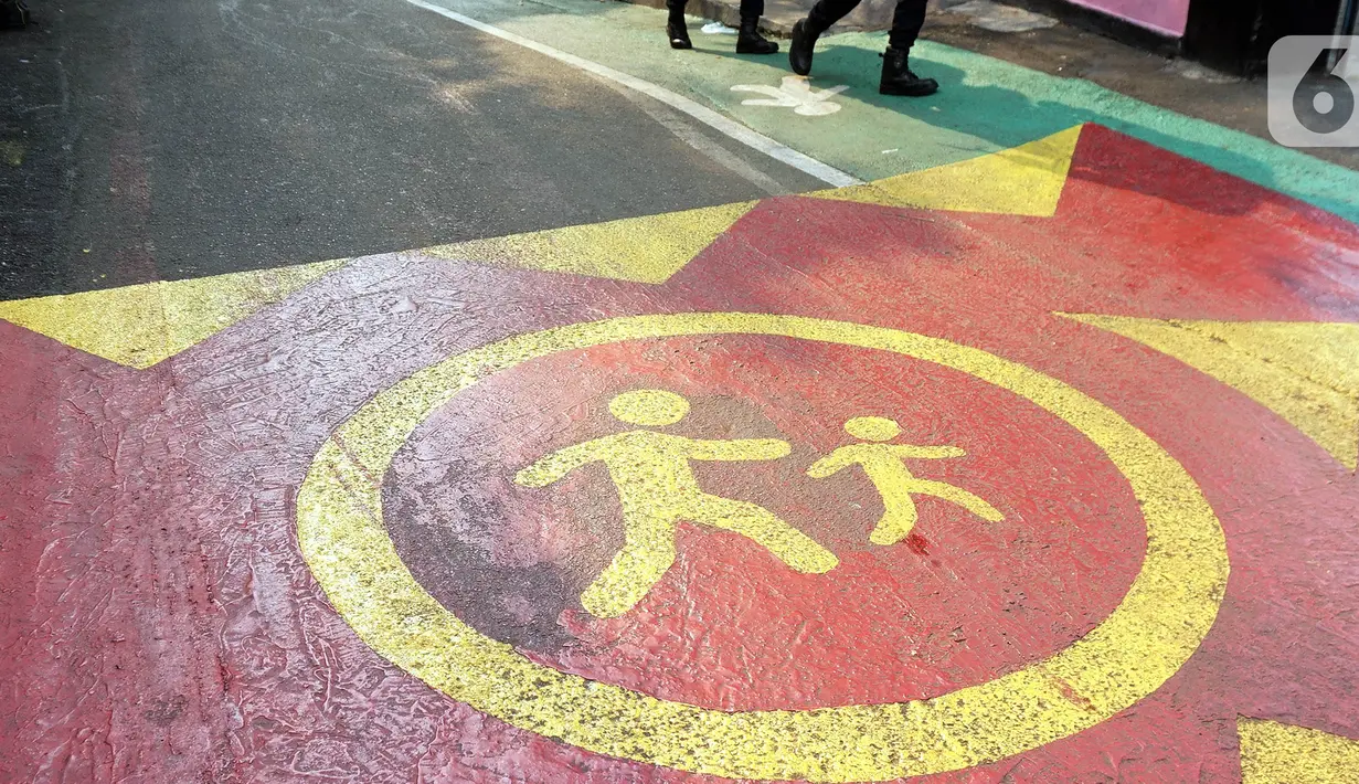 Petugas keamanan melintasi Jalur Khusus pejalan kaki di Jalan Teladan, Cipete, Jakarta, Rabu (6/11/2019). Jalur yang letaknya bersebelahan dengan Stasiun MRT Cipete Raya tersebut dikhususkan untuk pejalan kaki dan pesepeda. (Liputan6.com/Johan Tallo)
