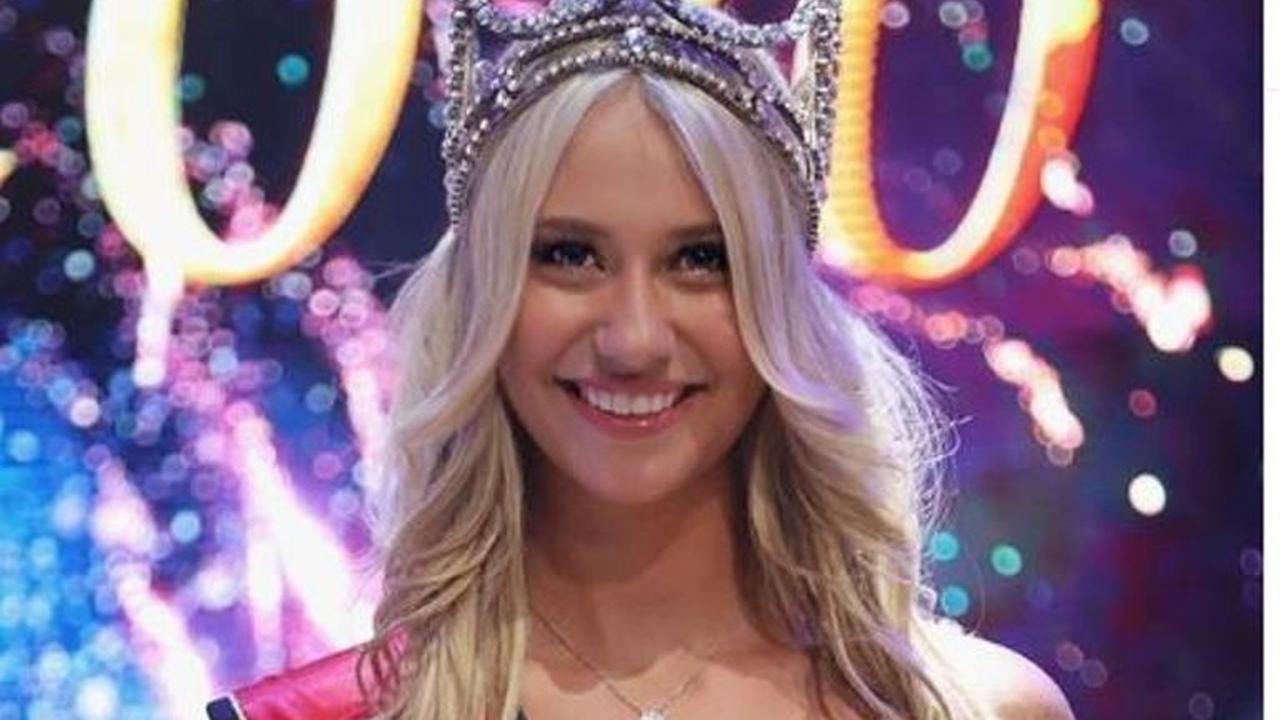 Miss Belgia 2020 Celine Van Ouytsel yang Sempat Terjatuh di Panggung