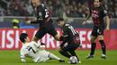 Pemain AC Milan, Brahim Diaz, berebut bola dengsn pemain Tottenham Hotspur, Son Heung-min, pada leg pertama babak 16 besar Liga Champions 2022/2023 yang berlangsung di San Siro, Rabu (15/2/2023). (AP Photo/Luca Bruno)