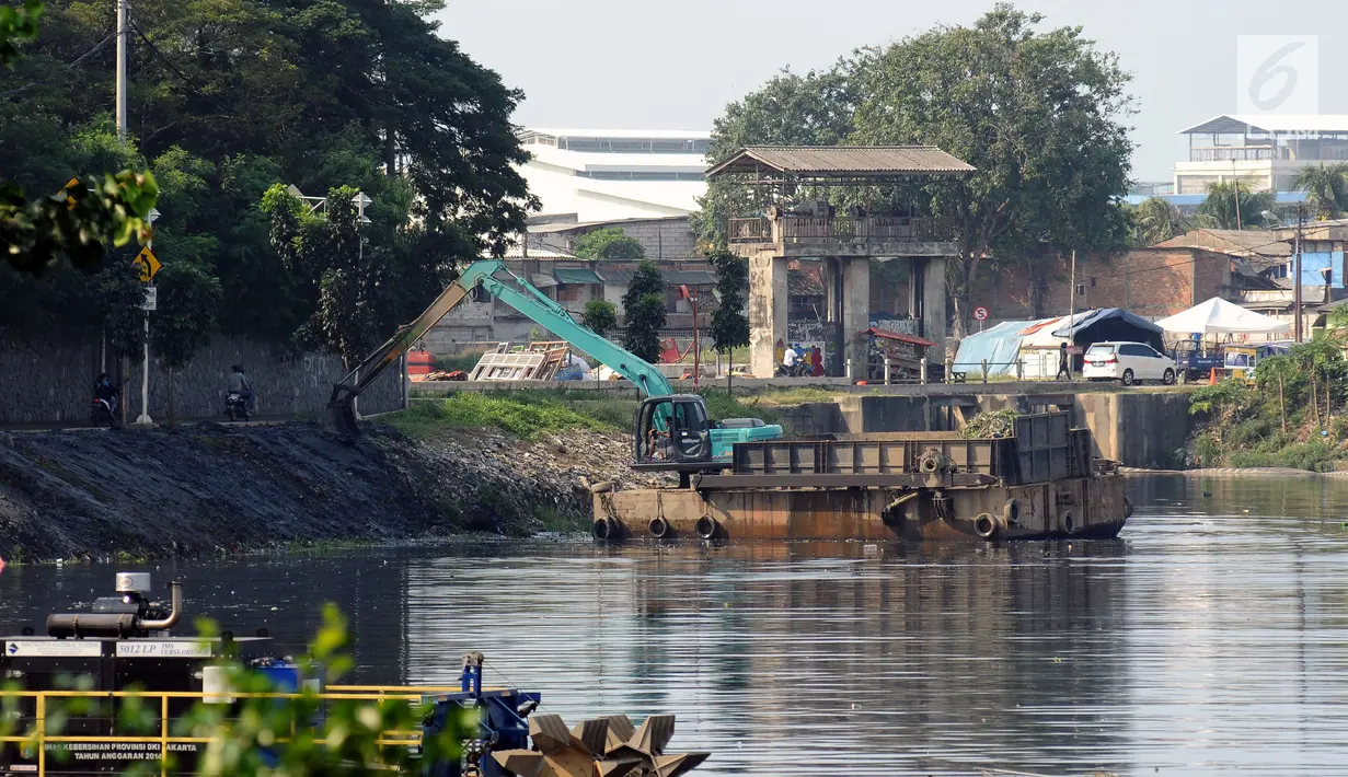 Alat berat melakukan proses pengangkatan lumpur yang mengendap di Waduk Pluit, Jakarta, Jumat (19/5). Pemprov DKI Jakarta terus melakukan pengerukan dan pembersihan Waduk Pluit. (Liputan6.com/Helmi Fithriansyah)