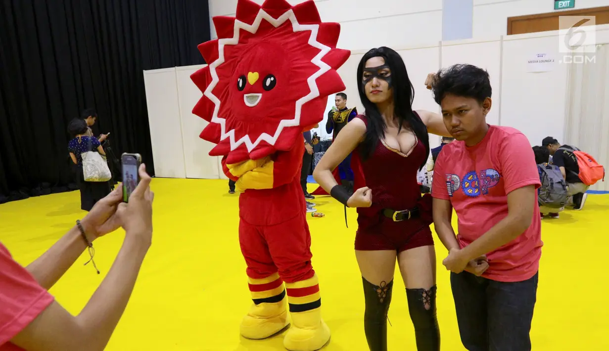 Pengunjung sedang beraksi bersama cosplay wanita seksi pada acara  Festival Popcon Asia 2017 di JCC, Jakarta, Minggu (6/8). Festival yang berlangsung selama 2 hari diikuti kreator dari dalam dan luar negeri. (Liputan6.com/Fery Pradolo)