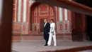 Presiden AS Donald Trump dan Ibu Negara Melania Trump berjalan saat mengunjungi Taj Mahal di Agra, India, Senin (24/2/2020). Kunjungan Donald Trump bertujuan memperdalam hubungan antara Amerika Serikat dan India. (AP Photo/Rajesh Kumar Singh)