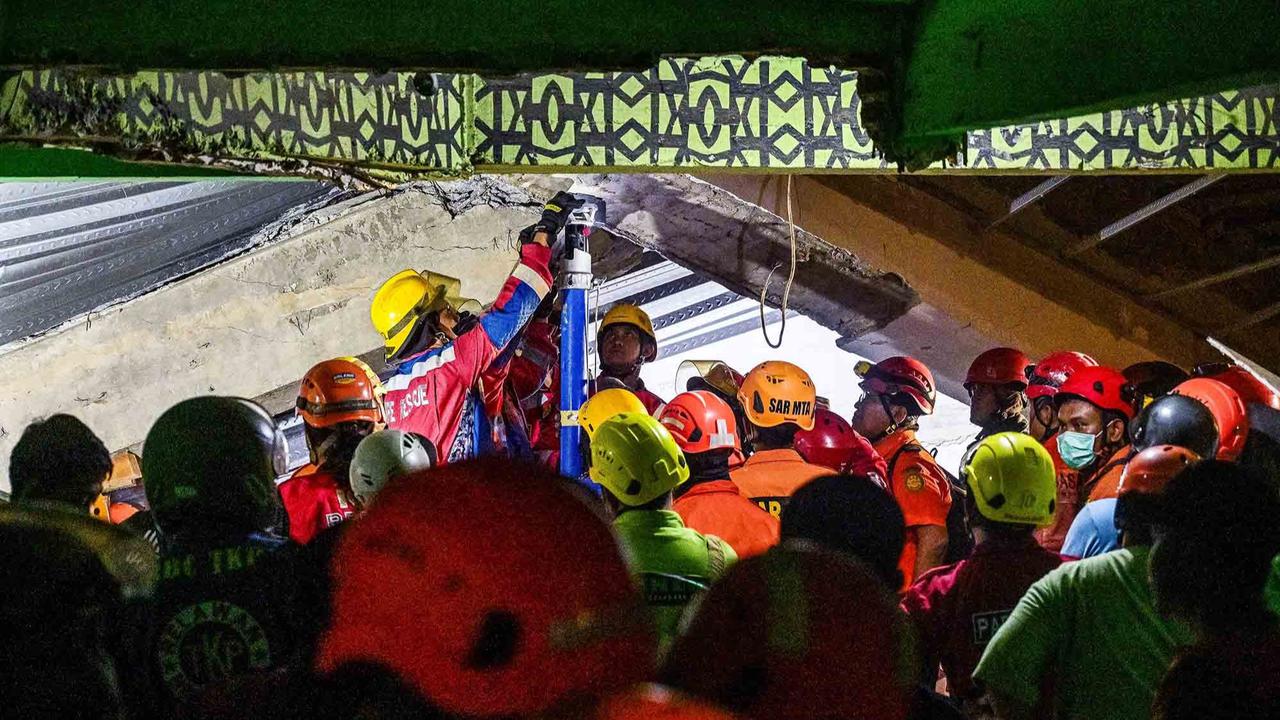 FOTO: Evakuasi Korban Runtuh Musala Pesantren di Sidoarjo, Satu Santri Tewas dan Puluhan Terluka