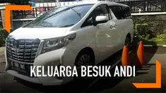 Politisi Partai Demokrat, Andi Arief dibesuk keluarga. Kakak, Nelly bertandang ke Direktorat Tindak Pidana Narkoba Bareskrim Polri.