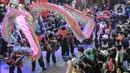 Warga menyaksikan pawai Liong dan Barongsai saat perayaan Cap Go Meh di Jalan Surya Kencana, Bogor, Jawa Barat, Minggu (5/2/2023). Perayaan Cap Go Meh di Bogor dimeriahkan oleh lebih dari 26 tim grup liong barongsai, 30 orang pengerek bendera, tiga tim drum band, 17 tandu dewa-dewi. (merdeka.com/Iqbal S Nugroho)