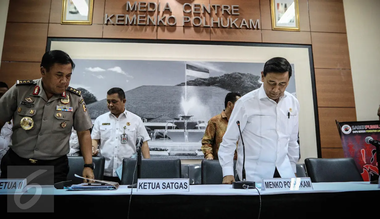 Menkopolhukam Wiranto bersiap menggelar Konferensi tentang Saber Pungli di Jakarta, Kamis (24/11). Wiranto juga menjelaskan, bahwa Satgas ini terbuka terhadap masukan dan pelibatan masyarakat secara langsung. (Liputan6.com/Faizal Fanani)