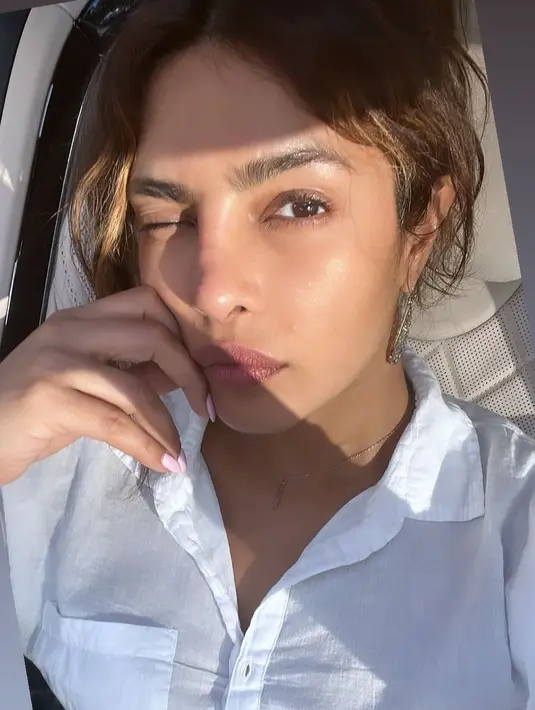 <p>Dalam foto ini, Priyanka Chopra juga tampil bare face. Ia menggulung rambutnya ke atas, mengenakan kemeja berkerah warna putih, dan tetap cantik, walau tanpa makeup. Foto: Instagram.</p>