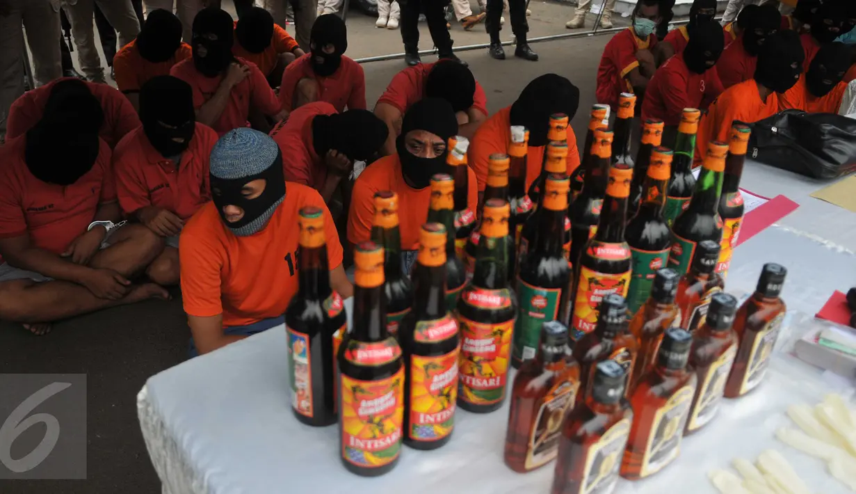 Barang bukti berupa botol minuman keras pada rilis hasil pengungkapan Operasi Pekat selama 2 pekan, di Polda Metro Jaya, Jakarta, Jumat (3/6). Selain itu, narkoba serta senjata api dan senjata tajam juga berhasil diamankan. (Liputan6.com/Gempur M Surya)