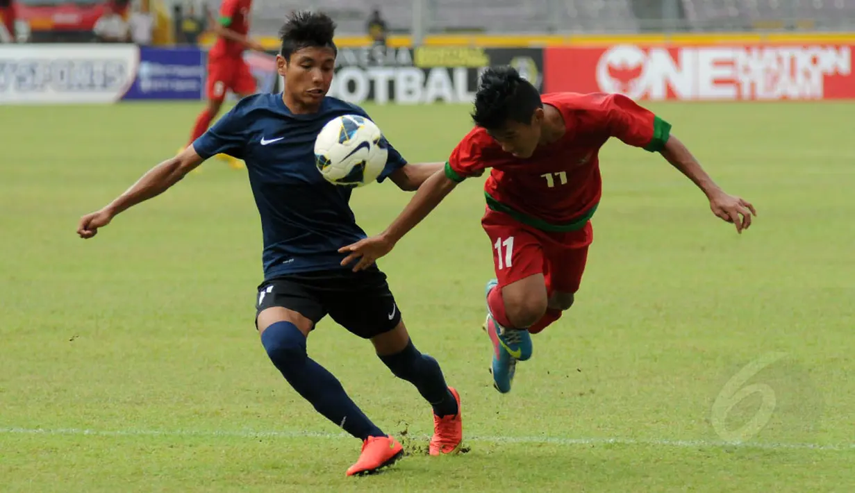 Pemain depan timnas U-19 Indonesia, Riyanto (kanan) berebut bola dengan gelandang timnas U-19 Singapura, Muhd Zulqarnaen bin Suzliman saat berlaga di Stadion GBK Jakarta, (8/12/2014). Indonesia unggul 1-0 atas Singapura. (Liputan6.com/Helmi Fithriansyah)