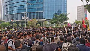 Demo 28 Oktober, Massa Aksi Padati Depan Gedung UOB