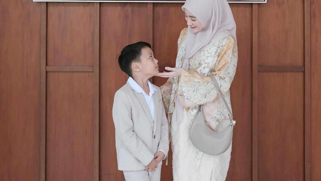 Meski Beda Ayah, Ini 7 Potret Yusuf Anak Larissa Chou Bareng sang Adik yang Terlihat Sayang