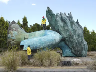 Pekerja dari Kementerian Pekerjaan Umum menghancurkan monumen Rekonsiliasi, yang dibangun untuk mengenang perjanjian perdamaian yang mengakhiri perang saudara El Salvador, di San Salvador, Rabu (3/1/2024). (Marvin RECINOS / AFP)