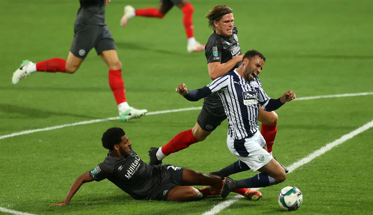 Striker West Brom, Robson-Kanu, berebut bola dengan bek Brentford, Dominic Thompson, dalam laga Piala Inggris di venue The Hawthorns, Rabu (23/9/2020) dini hari WIB. West Brom kalah 6-7 atas Brentford lewat adu penalti. (AFP/Carl Recine/pool)