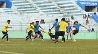 Laga uji coba antara Arema FC kontra Porprov Sidoarjo di Stadion Gajayana, Malang, Sabtu (3/6/2023).(Bola.com/Iwan Setiawan)