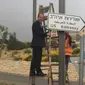 Wali Kota Yerusalem, Nir Barkat, berdiri di samping penanda jalan untuk Kedutaan AS di Yerusalem (7/5) (Nir Barkat / Facebook via CNN)