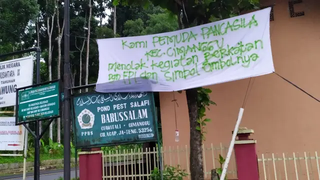Spanduk bernada penolakan terhadap Front Pembela Islam atau FPI bertebaran di Cilacap barat. (Foto: Liputan6.com/Dok. Mahardika-STMIK Komputama)