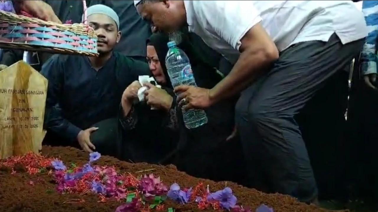 Jenazah Co-Pilot ATR 42-500 Muh Farhan Gunawan Dimakamkan di TPU Darussalam Valley Gowa