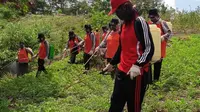 Kelompok Wanita Tani (KWT) Asoka melaksanakan kegiatan gerakan pengendalian massal pada Organisme Pengganggu Tumbuhan (OPT) tanaman kacang tanah. (Dok Kementan)