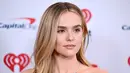 Zoey Deutch berpose saat menghadiri iHeartRadio Jingle Ball 2022 Z100 di Madison Square Garden di New York City pada 9 Desember 2022. Sang bintang melengkapi penampilannya dengan perhiasan elegan, termasuk kalung perak mungil dan gelang berkilau di pergelangan tangan kirinya. (Dave Kotinsky/Getty Images for iHeartRadio/AFP)