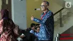 Sekretaris Jenderal Kementerian Perdagangan Oke Nurwa mengacungkan jempol saat tiba di Gedung KPK, Jakarta, Jumat (25/10/2019). Oke Nurwa memenuhi panggilan setelah mangkir empat kali untuk diperiksa sebagai saksi untuk tersangka mantan anggota DPR I Nyoman Dhamantra. (merdeka.com/Dwi Narwoko)