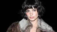 Emily Ratajkowski dengan gaya baru potongan rambut pendek di landasan pacu Marc Jacobs. (Dok: Instagram @emrata)