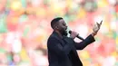 Penyanyi sekaligus penulis lagu Kongo, Fally Ipupa tampil selama upacara pembukaan turnamen sepak bola Piala Afrika (CAN) 2021 di Stade d'Olembé di Yaounde (9/1/2022). Laga pembuka Piala Afrika 2021 dimulai dengan pertandingan Kamerun vs Burkina Faso.  (AFP/Kenzo Tribouillard)