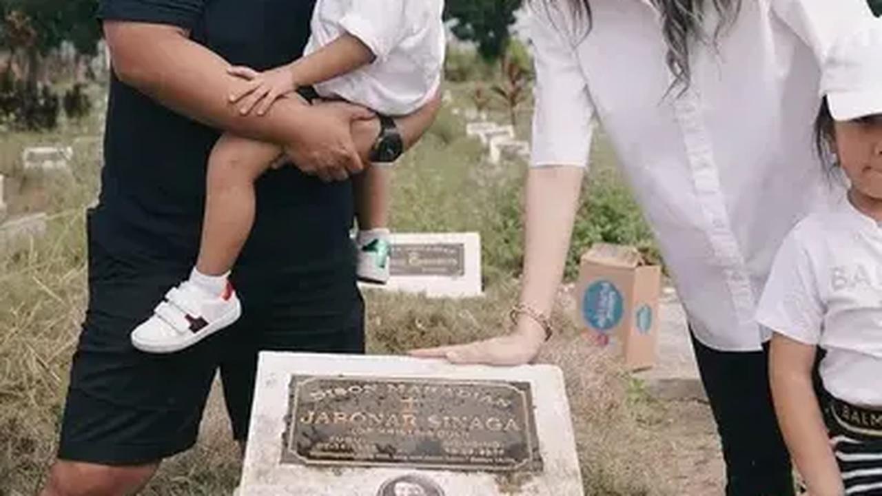 Potret Momo Geisha Ziarah ke Makam Ayah di Pekanbaru, Anak-Anak Pertama Kali ke Kampung Halaman