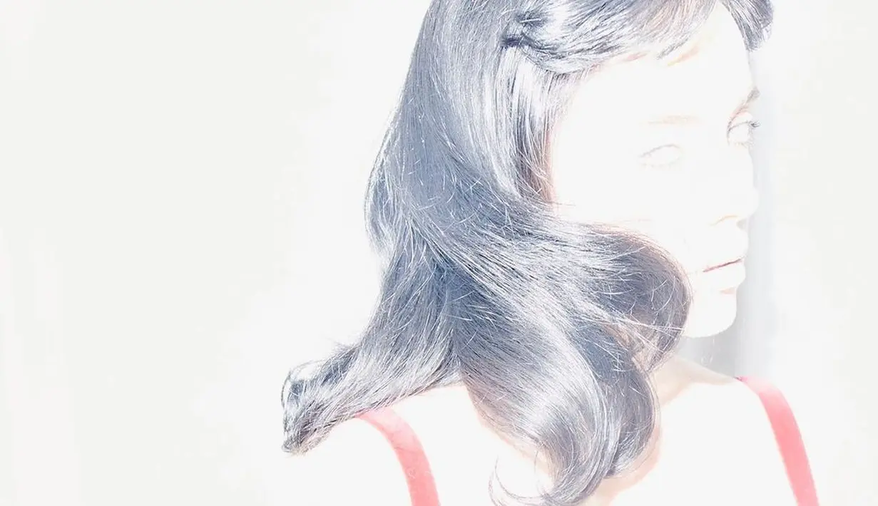 <p>Billie Eilish dirias dengan gaya smokey eye dan nude lips. Memberikan kesan dramatis yang natural [instagram/billieeilish]</p>