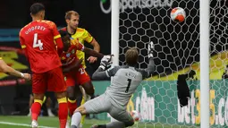 Bek Watford, Craig Dawson, mencetak gol ke gawang Norwich City pada laga lanjutan ke-34 di Stadion Vicarage Road, Rabu (8/7/2020) dini hari WIB. Watford menang 2-1 atas Norwich City. (AFP/Richard Heathcote/pool)