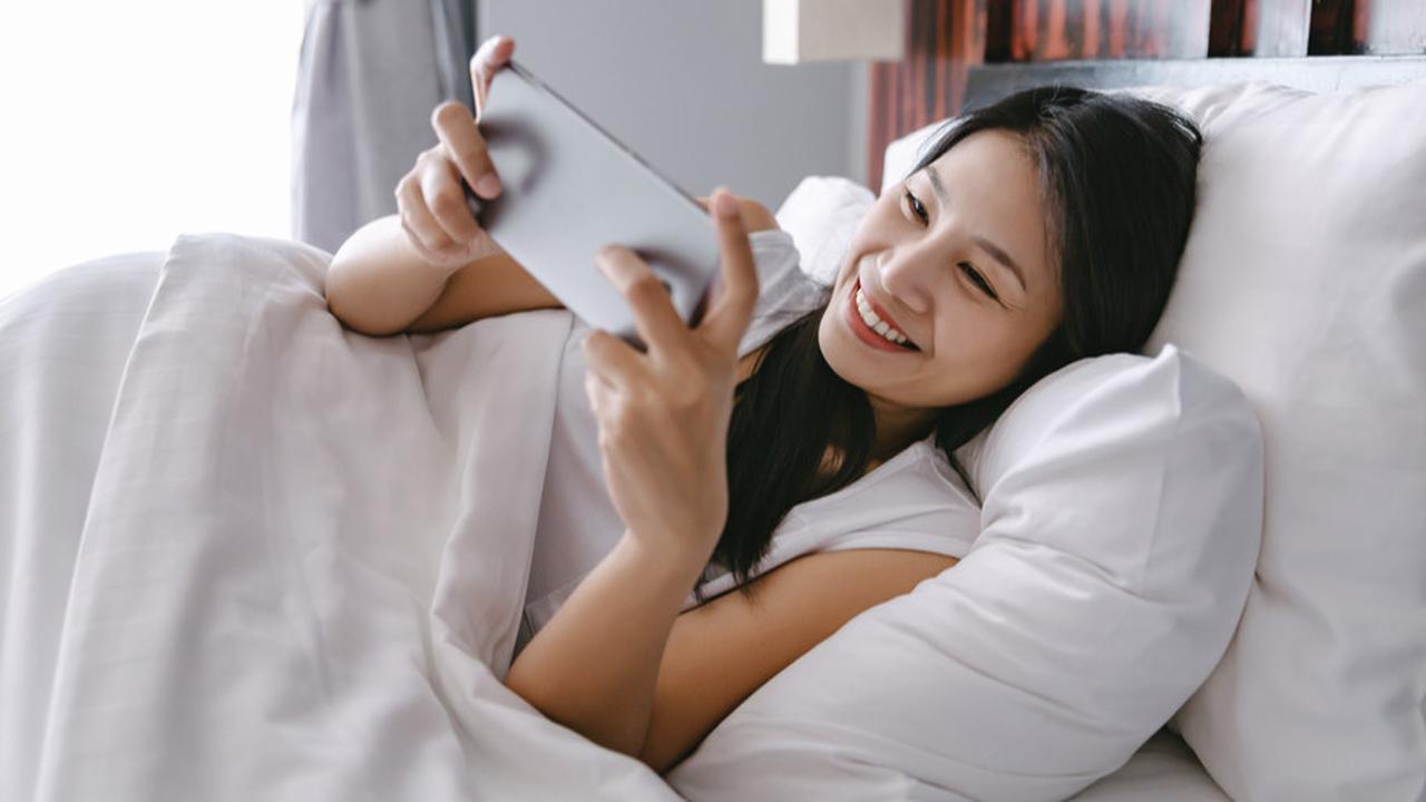 Nikmati Waktu Santai, Ini 4 Kegiatan Seru yang Bisa Dilakukan di Atas Kasur