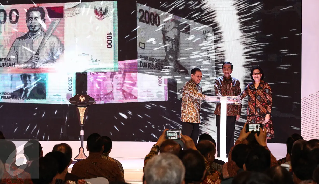 Presiden Jokowi (tengah) didampingi Menkeu Sri Mulyani dan Gubernur BI Agus Martowardojo menekan tombol sebagai tanda diresmikannya peluncuran uang Rupiah dengan desain terbaru tahun emisi 2016 di Jakarta, Senin (19/12). (Liputan6.com/Faizal Fanani)