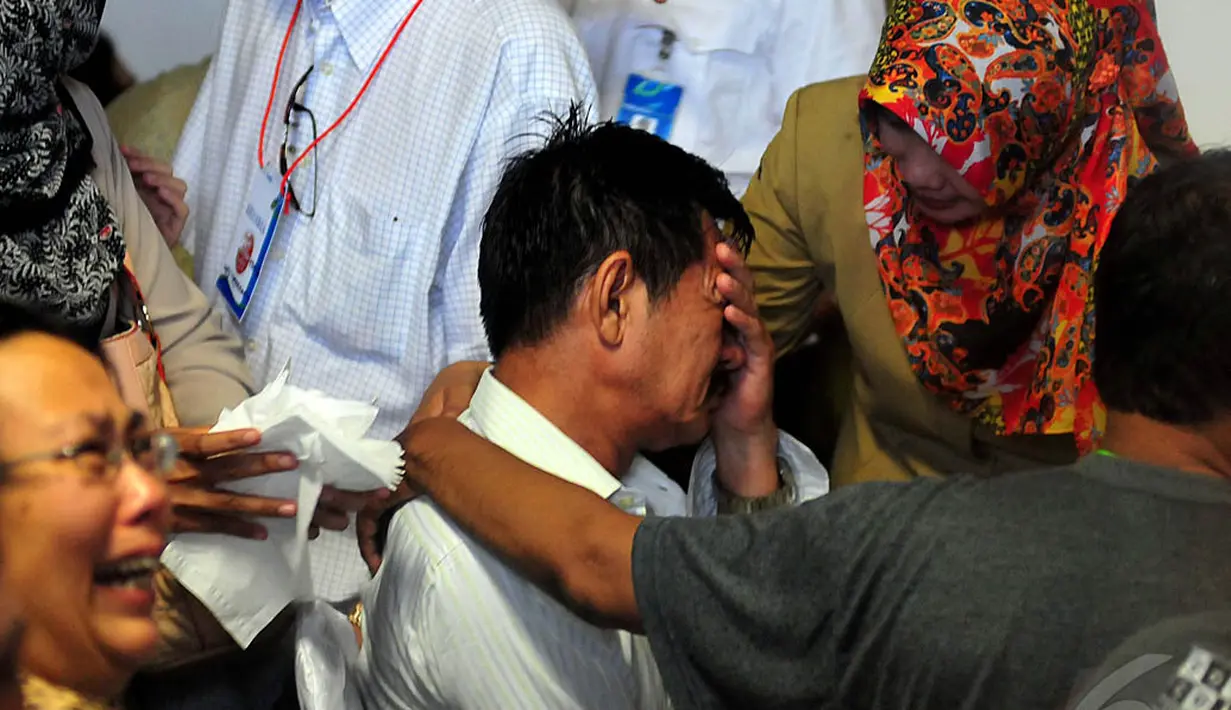 Seorang kerabat penumpang terlihat tak kuasa menahan kesedihan setelah mengetahui kabar penemuan pesawat AirAsia QZ8501, Surabaya, Selasa (30/12/2014). (Liputan6.com/Johan Tallo)